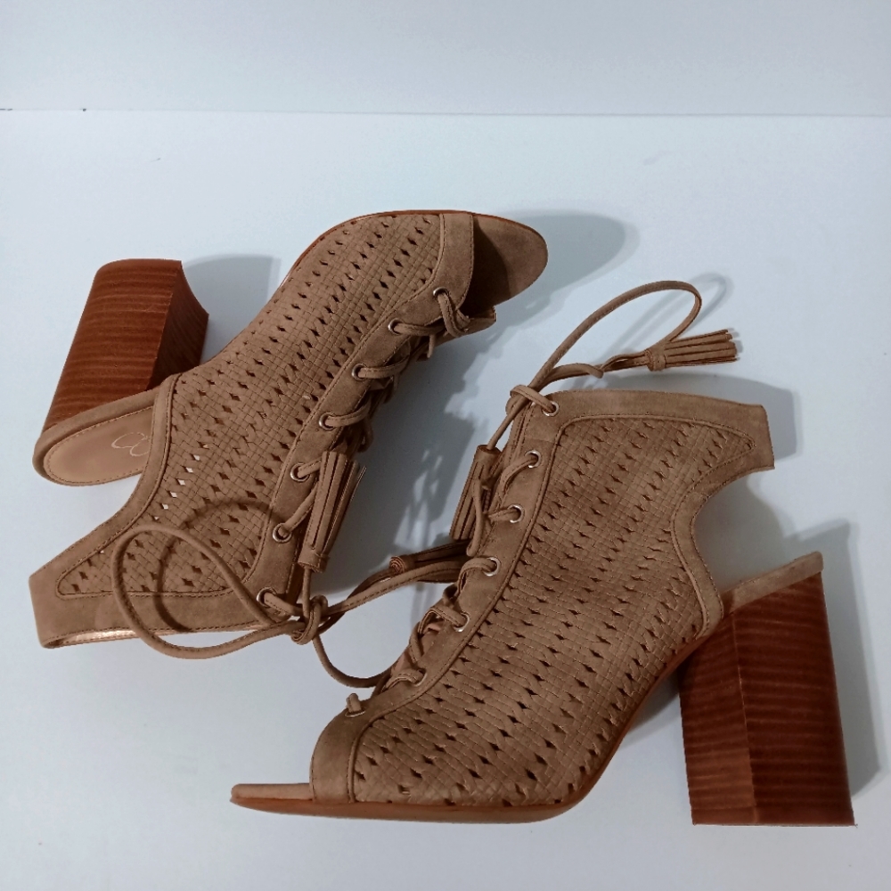 Jessica Simpson Tinnay Cut Out Bootie Block‎ Beige Leather heels size 8.5